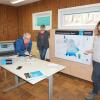 Experimente der Wasserschule Unterfranken können nun digital über die App "Actionbound – Faszination Wasser" zu Hause vorgenommen werden. Markus Seibel, der Geschäftsführer der Schullandheim Hobbach-Bauersberg gGmbH, Studienhausleiterin Dr. Andrea Schmitt und Johanna Schenk von der Aktion Grundwasserschutz der Regierung von Unterfranken proben einige Experimente.