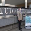 Michael Ullrich, Geschäftsführer des Studentenwerks Würzburg, vor dem Studentenhaus, wo eine neue Corona-Teststation eröffnet hat.