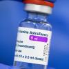 Ein Mitarbeiter im Impfzentrum in der Messe Dresden hält ein Fläschchen mit dem Astrazeneca-Wirkstoff gegen Corona in seiner Hand. Ist der Impfstoff wirklich gefährlich?