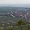 Die Gemeinde hat mit der Erschließung des Baugebiets "Am Schwanberg" (links am Ortsrand) ein Millionenprojekt zu stemmen.