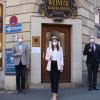 Zum Geburtstag "30 Jahre Vinothek Weineck Julius Echter" gratulieren: (von links) Markus Frankl, Leiter der Vinothek, Juliusspital-Stiftungsleiter Walter Herberth, die fränkische Weinkönigin Carolin Meyer, Juliusspital-Weingutsleiter Horst Kolesch und Artur Steinmann, Präsident des Fränkischen Weinbauverbands.