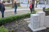Bürgermeister Herbert Fröhlich (links) dankte Jutta Barthelme (rechts) und deren Familie, die das Blumenbeet vor dem Rathaus neu bepflanzt hat, um einen Blickfang am Kirchberg zu setzen. Dazwischen Gemeinderätin Juliane Böhm, die mit Barthelme und Ines Hauck Beetpaten für die Gemeinde sucht.