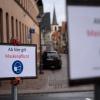 Ein Schild verweist auf die Coronaregeln in der Innenstadt in Lohr. Mit einer Inzidenz von 94 lag der Landkreis am 1. Mai deutlich unter dem Bayern-Wert von 151.
