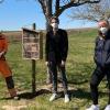 Insektenhotel in Estenfeld aufgestellt (von links): Bauhofmitarbeiter Markus Ritz, Markus Schranner und Katharina Mielitz.