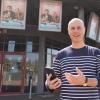 Das Würzburger Unternehmen "cineamo" will mit einer App das Kino revolutionieren. Hier zu sehen:  Gründer Stefan Farnschläder vor dem Partnerkino Cineworld im Mainfrankenpark (Lkr. Kitzingen).