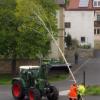 Ein Maibaum wurde auch in diesem Jahr in Zeuzleben auf demMarktplatz aufgestellt, aber mit einem Bulldog und ohne Zuschauer, ohne Musikund ohne Fest.