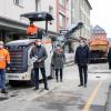 Neu Straßenfräse im Einsatz (von rechts): Josef Hofmann (Stadtrat Freie Wähler), Benjamin Schneider (Baureferent) und Annette Messerer (Leiterin Tiefbau)