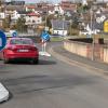 Die Stadt Rieneck versucht, Autofahrer zwischen Innenstadt und Umgehungsstraße zum Einhalten von Tempo 30 zu bringen. Als Sofortmaßnahme wurden mobile Straßenverengungen auf der Sinnbrücke aufgestellt.
