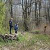 Landrat Thomas Eberth (rechts) mit Giebelstadts Bürgermeister Helmut Krämer (links) auf der Suche nach Bibern und Fröschen im Naturschutzgebiet.