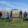 Einweihung der Infotafel am Hauptweg des geschützten Landschaftsbestandteils „Feuchtflächen am Seebach“ bei Herchsheim (von links): Lena Priesemann vom Landschaftspflegeverband Würzburg, Isabel Stöcker vom Umweltamt, Landrat Thomas Eberth, Giebelstadts Bürgermeister Helmut Krämer sowie Norbert Roth, dritter Bürgermeister von Gaukönigshofen. Einweihung der Infotafel am Hauptweg des geschützten Landschaftsbestandteils „Feuchtflächen am Seebach“ bei Herchsheim (von links): Lena Priesemann vom Landschaftspflegeverband Würzburg, Isabel Stöcker vom Umweltamt, Landrat Thomas Eberth, Giebelstadts Bürgermeister Helmut Krämer sowie Norbert Roth, dritter Bürgermeister von Gaukönigshofen.