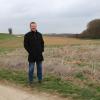 Thomas Hager (Max Solar), Bürgermeister Peter Juks und Verpächter Heiner Zobel vor einem Teil der südlichen Fläche, die zum künftigen Solarpark in Darstadt gehören soll