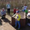 Freuen sich über die ersten Schritte des Wildbienenprojektes "Deutschlands Wilde Bienchen". Von links: Kindergartenleiterin Monika Enders, Landschafts- und Gartenbautechniker Markus Henneberger, Erste Bürgermeisterin Birgit Erb, die Projektbegleiterinnen im Kindergarten Oberelsbach Laura Schilling und Tanysha Kess sowie die Kindergartenkinder des Marktes Oberelsbach.