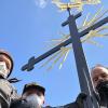 Der Gockel strahlt wieder auf der Kirchturmspitze der Burgläurer Kirche.