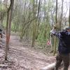 Am Aufstellpunkt spannt der Sportschütze seinen Bogen und visiert die Trefferzone seines starren 3D-Ziels an. Am Aufstellpunkt spannt der Sportschütze seinen Bogen und visiert die Trefferzone seines starren 3D-Ziels an.
