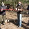 Mit dem Durchschneiden des roten Bands vor der ersten Station eröffneten Bürgermeister Michael Kraus (rechts) und die beiden JBF-Vorsitzenden Michael Wehner (links) und Marco Wenzel offiziell den "Streutal-Parcours" im Kirschgarten, eine 3D-Bogensportanlage für Bogenschützen.