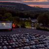 Autokino mit Blick auf die 18 Meter breite Leinwand - und die Festung: Ab 12. Mai findet auf dem Parkplatz des Würzburger Dallenbergbads wieder das "Autoflimmern" statt.