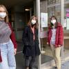 Durch diese Tür gehen sie bald zum letzten Mal: (von links) Jana Schönfeld (18), Mila Velichkova (18) und Rebekka Coulon (17)  machen 2021 ihr Abitur am Balthasar-Neumann-Gymnasium in Marktheidenfeld.