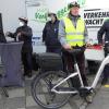 Rudolf Seufert (links) und Rudolf Scheuplein (2. von rechts) informierten sich bei der Präventionsveranstaltung der Polizei über mehr Sicherheit beim Radfahren. Tipps gab es unter anderem vom neuen Dienststellenleiter Florian Aut (rechts).