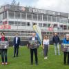 Auf dem Foto von links: Ute Kremen (Leiterin des Würzburger Kindertafel e.V.), Constantin Dony (EDEKA-Geschäftsbereichsleiter für Marketing und Unternehmensentwicklung), Tobias Büttner ("Nerven aus Stahl"), Jasmin Colga (AOK Bayern), Daniel Sauer (Vorstandsvorsitzender der FC Würzburger Kickers AG), Rosalie Keller (Leiterin der Regionalgruppe Unterfranken des Mukoviszidose e.V.), Stefan Schwab (EDEKA-Bereichsleitung Marketing).
