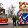 Der neue Verkehrssicherungsanhänger der Feuerwehr Helmstadt hat sich bereits im Einsatz bewährt. Das Foto zeigt Kommandant Stefan Schmidberger (links) Bürgermeister Tobias Klembt und zweiter Kommandant  André Stöcklein.