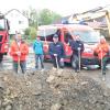 Spatenstich zum Start des Neubaus des Feuerwehrgerätehauses in der Schweinfurter Straße von Aidhausen. Im Bild (von links): Zweiter Bürgermeister Thomas Wagenhäuser, Gemeinderat Stefan Conrad, Andreas und Dominik Hofmann (Erdbau), Kommandant Hans-Jürgern Geiling mit Stellvertreter Christopher Höchner, Thomas Rückert (Rückertbau), Gemeinderat und Bauhofleiter Harald Schneider, Bauingenieur Rainer Kitzinger vom Planungsbüro zusammen mit Bürgermeister Dieter Möhring.
