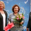 Mit der Übergabe der Geschäftsstellenleitung an Sandra Köller (links) verabschiedete sich Andrea Heckenberger (Mitte) in den Ruhestand. Obermeister Werner Rath sagte Dankeschön.