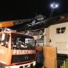 Zwei Personen wurden bei einem Brand eines Mehrparteienhaus in Sand am Main verletzt. Das Feuer brach am frühen Samstagmorgen im Obergeschoss aus.