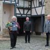 Herausragendes Ehrenamt: Ingrid Schmidt ist Trägerin des Ehrenzeichens des bayerischen Ministerpräsidenten. Bürgermeister Steffen Malzer, Landrat Thomas Habermann und Adolf Büttner, der Vorsitzende des Vereins Freunde der Kirchenburg (von links), gratulierten zu der Auszeichnung und gleichzeitig zum 75. Geburtstag.