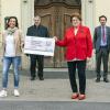 Scheckübergabe für den Verein "Hilfe im Kampf gegen Krebs". Auf dem Foto von links: Albert Fischer, Vorsitzender des Krankenhausbesuchsdienstes „Grüne Damen und Herren“, Gabriele Nelkenstock, Vereinsvorsitzende, Domkapitular Clemens Bieber, Vorsitzender des Diözesan-Caritasverbands, Landtagspräsidentin a. D. Barbara Stamm, Ehrenvorsitzende des Diözesan-Caritasverbands, Philip Rieger, Kaufmännischer Direktor am UKW und Klaus Burkard, Servicedienstleister für das UKW.