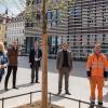 Stadträtin Sabine Wolfinger, Gartenamtsleiter Helge Bert Grob, Oberbürgermeister Christian Schuchardt, Bürgermeister Martin Heilig, Bauhofvorarbeiter Dieter Zipprich und Stadtbaurat Benjamin Schneider freuen sich über den neuen Baumstandort am Unteren Markt.