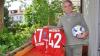 Wolfgang Müller ist FC Bayern-Fan und hat vor gut 20 Jahren ein Kinderheim in Indien gegründet, für das jetzt unter anderem diese signierten Bayern-Trikots auf Ebay versteigert werden.