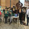 Das Foto zeigt die Viertklässler der Grundschule Volkach mit Lehrer Tino Haaf und Thomas Hagemeier vom Bücherkabinett.