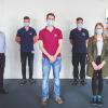 Freisprechungsfeier-Gruppe 3: Werksleitung, Betriebsrat und Ausbildungsleitung zusammen mit den Absolventinnen und Absolventen der Berufsausbildung im P&G Werk Marktheidenfeld.