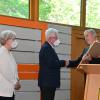 Bürgermeister Joachim Markert übergibt die Ehrenbürgerurkunde an Edgar Weinmann und dessen Frau Brunhilde. Bürgermeister Joachim Markert übergibt die Ehrenbürgerurkunde an Edgar Weinmann und dessen Frau Brunhilde.