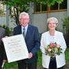 Urkunde für einen verdienten Grünsfelder: Der neue Ehrenbürger Edgar Weinmann mit seiner Frau Brunhilde und Laudator Willi Dürrnagel (links) sowie Bürgermeister Joachim Markert.