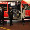Der neue Einsatzleitwagen wird an die Feuerwehr Tauberbischofsheim übergeben. Im Bild (von links) Designierter Kommandant Stefan Lindtner, Kreisbrandmeister Andreas Geyer, Kommandant Michael Noe, Bürgermeisterin Anette Schmidt und stellvertretender Kommandant Dominik Götzinger. Im Fahrzeug stehen Hauptamtsleiter Michael Karle (links) und Timo Lang (rechts).