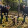 Gartenamtsmitarbeiter setzen die ersten Pflöcke mit den Widmungsschildern.