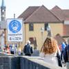 Auf der Brücke nur mit Maske: Die Maskenpflicht auf der Alten Mainbrücke in Würzburg wurde verlängert.