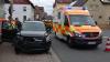 Ein VW prallte in der Ortsmitte von Sand mit einem Audi zusammen. Polizei, Rettungsdienst und Feuerwehr waren an der Unfallstelle im Einsatz.