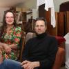 Ein Bild mit Symbolkraft: Silvia Kirchhof und Achim Hofmann sitzen in einem Raum mit zwischengelagerten Requisiten im Kleinen Stadttheater in Gerolzhofen. Dieses ist derzeit eine Baustelle – so wie die komplette Kulturszene in Zeiten des Corona-Lockdowns.