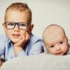 Leon (3) und sein beim Fototermin hellwacher Bruder Felix.