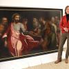 Vor der Restaurierung im Depot des Museums am Dom: Diplom-Restauratorin Gudrun Hanika vor dem Gemälde "Der Zinsgroschen". Im Hintergrund sind noch keine Konturen erkennbar. Vor der Restaurierung im Depot des Museums am Dom: Diplom-Restauratorin Gudrun Hanika vor dem Gemälde "Der Zinsgroschen". Im Hintergrund sind noch keine Konturen erkennbar.
