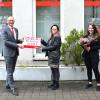 Das Foto zeigt (von links): Sparkassen-Vorstandsmitglied Andreas Linder, Gewinnerin Dorothea Zieba und Sparkassen-Kundenberaterin Larissa Hart.