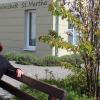 Die glückliche Jubilarin vor „ihrer“ abWG St. Martha. Angelika Krines sagt: „Wenn ich könnte, würde ich nochmal 25 Jahre dranhängen.“