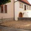Könnte demnächst ein neues lauschiges Plätzchen im Ortszentrum werden: der Innenhof am Schwesterhaus.