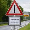 Wegen Erneuerung der Fahrbahndecke ist die Kreisstraße zwischen Gemünden und Hofstetten derzeit gesperrt. Der Verkehr wird großräumig umgeleitet, weil die Fahrbahndecke auf einer Länge von 1600 Metern erneuert werden soll.