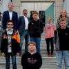 Die Jury mit den Preisträgern der „Lockdown-Challenge“; Lukas Graser, Erik Becker und Lukas Bäuerlein (vordere Reihe von links), Lucas Kaudelka und Luis Hofmann (zweite Reihe von links) sowie Bürgermeister Michael Ziegler, Rektor Raimund Willert, Jan Simon, Melanie Koch, Vorsitzende des Fördervereins und Marion Krines, stellvertretende Schulleiterin (hintere Reihe von links).