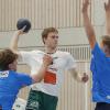 Lukas Beran von der DJK Rimpar (Mitte) setzt sich am Kreis gegen Felix Goettler und Jonas Winkler (beide Rhein-Neckar Löwen) durch. Die männliche B-Jugend der Rimparer verlor im Achtelfinale um die deutsche Meisterschaft gegen die Junglöwen mit 20:31.