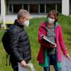 Kreisfachberater Guntram Ulsamer mit Barbara Friedrich, zuständig an der Schule für den Schulgarten und Schulhofumbau.