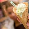 Am ersten Wochenende im Monat kommt der Eiswagen der Gelateria Venezia aus Gersfeld nach Mellrichstadt. 